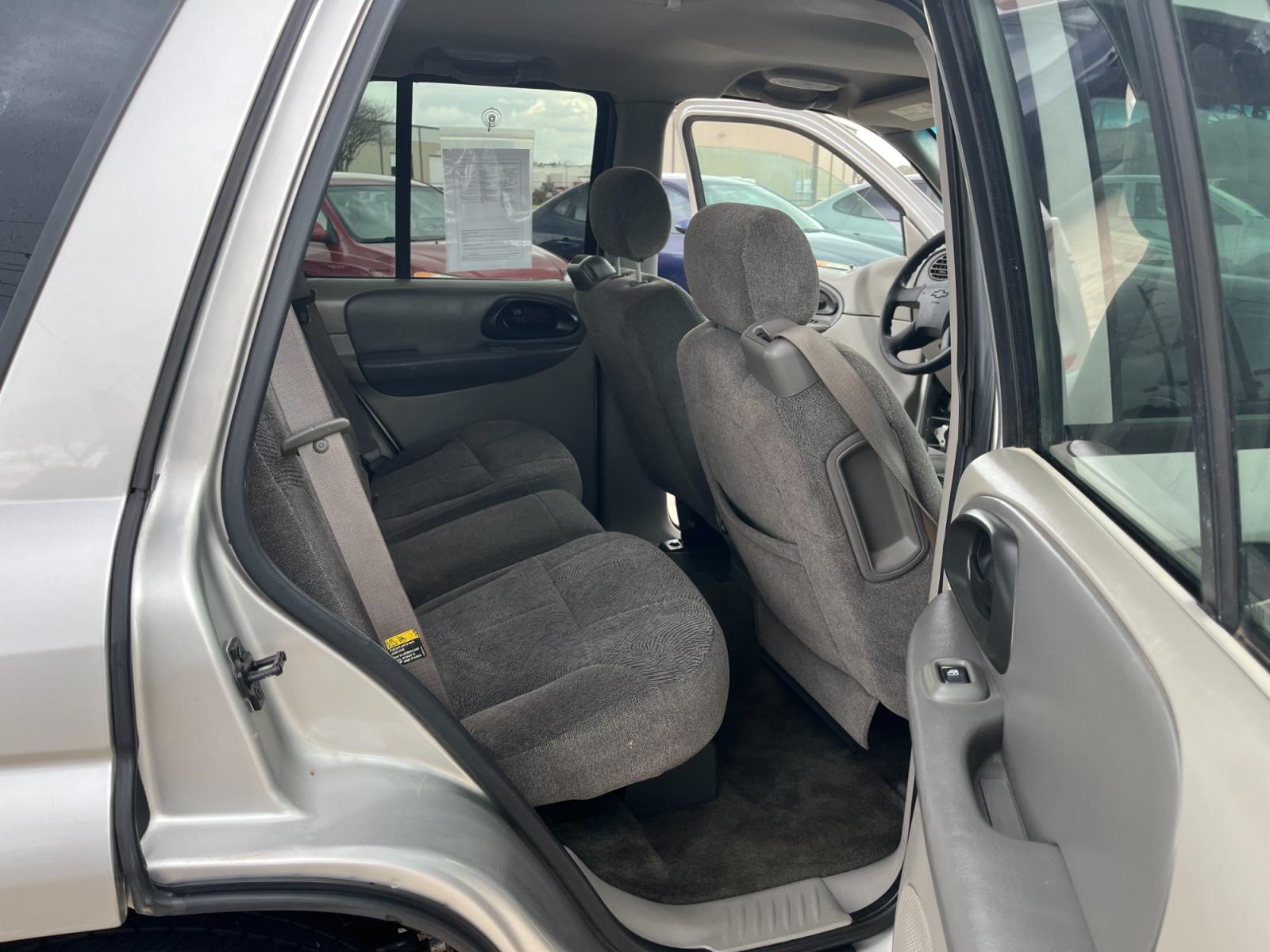 2004 SILVER /black Chevrolet TrailBlazer LS 2WD (1GNDS13S242) with an 4.2L L6 DOHC 24V engine, 4-Speed Automatic Overdrive transmission, located at 14700 Tomball Parkway 249, Houston, TX, 77086, (281) 444-2200, 29.928619, -95.504074 - Photo #12
